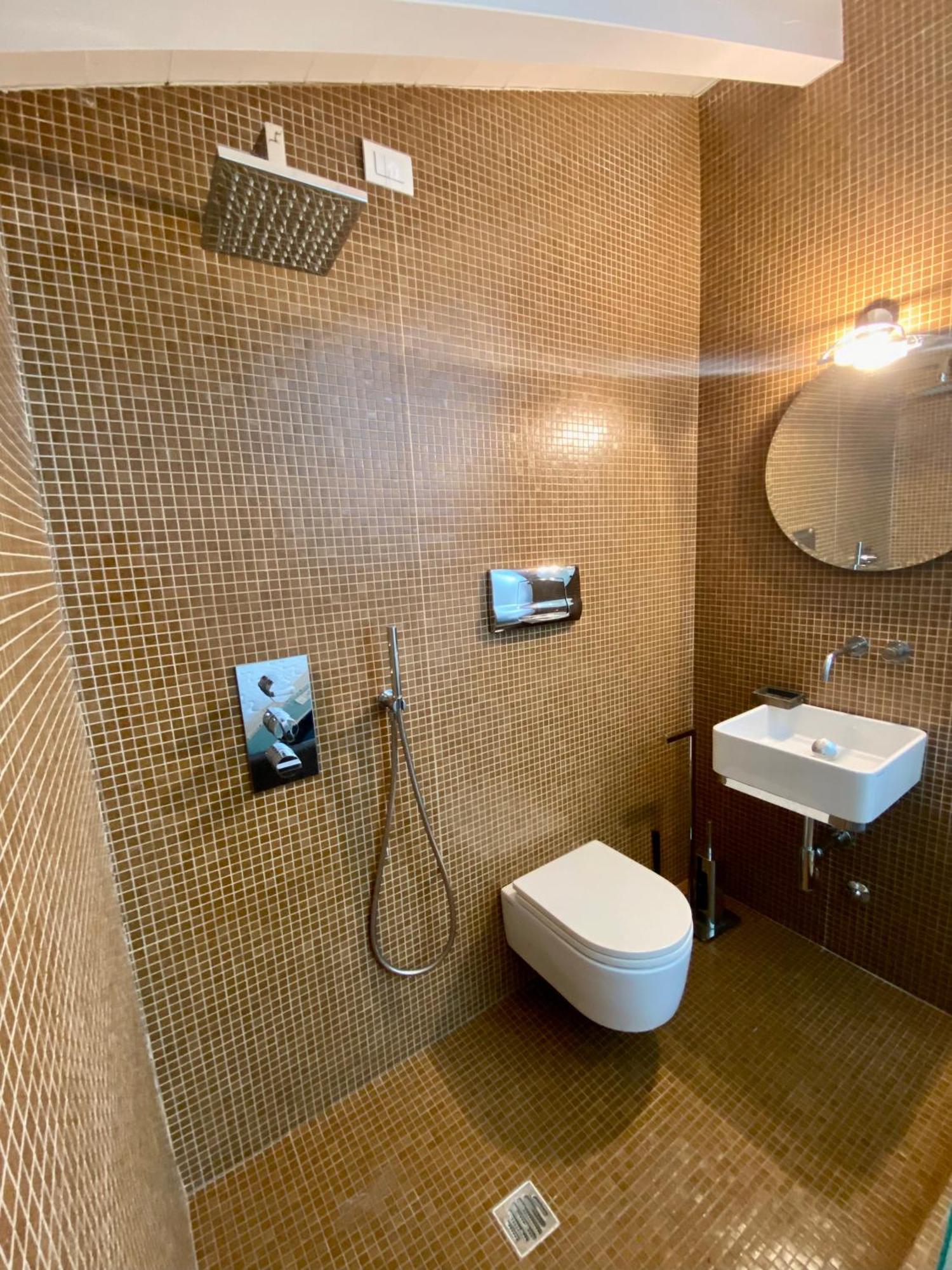 Luxury Industrial Apt Vicino Al Centro Con Garage เบรเชีย ภายนอก รูปภาพ